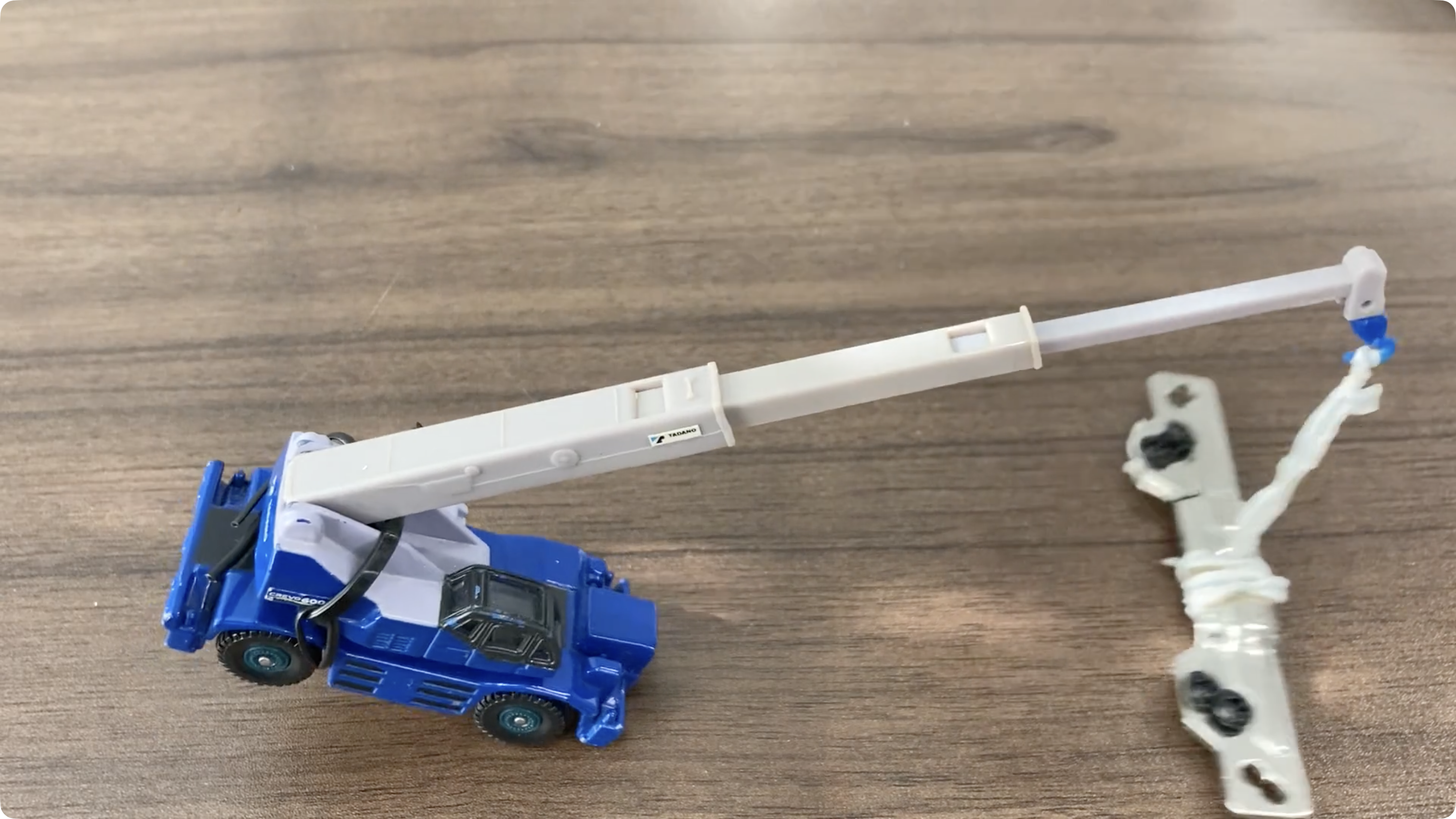 アームを伸ばし過ぎたクレーンが倒れる様子